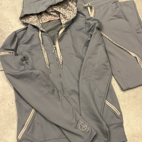 Juicy Couture Nylon Athleisure Down Dog Couture Workout Set - Picture 2 of 7